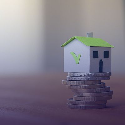 Miniatur Haus auf gestapelten Euromünzen | Johann Richter Steuerberater