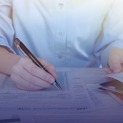 Person füllt Formular aus | Johann Richter Steuerberater