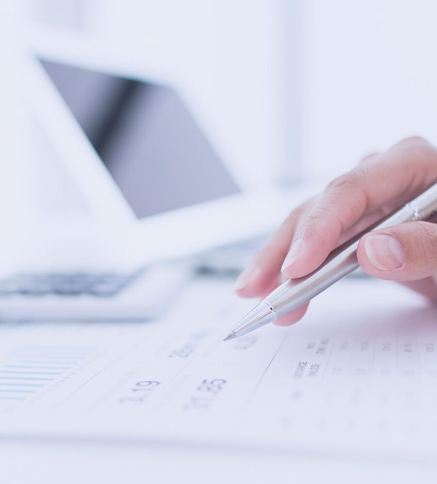 Zahlen mit dem Kugelschreiber auf dem Dokument durchgehen | Johann Richter Steuerberater